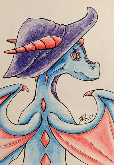 Ein magischer Drache mit blauen Schuppen, roten Flügeln und einem violetten Zauberhut auf dem Kopf. Er steht mit dem Rücken zum Betrachter und sieht mit seinen roten Augen in die Ferne.

Gezeichnet mit Faber Castell Siften auf DIN A6 Format.