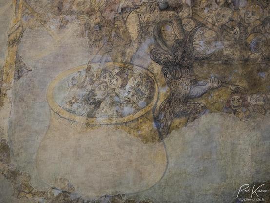 Photo en couleur présentant une partie d'une fresque illustrant l'enfer sur le mur d'une église. On y voit notamment des pécheurs mijotant dans un chaudron, un diable y tournant un grand bâton [pour que ça n'accroche pas ?] alors qu'un autre diable avec une fourche, rapproche les futures victimes parmi lesquelles on voit notamment des nobles, des membres du clergé tonsurés...