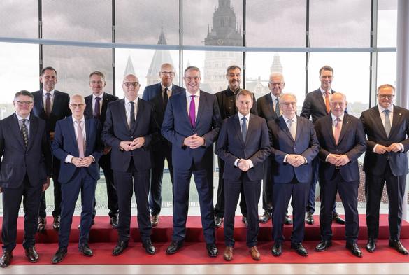 Ikonisches Foto der Ministerpräsidenten (es fehlen Manuela Schwesig und Anke Rehlinger)