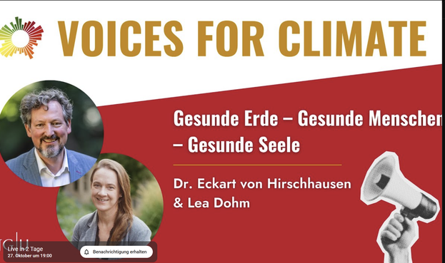 Screenshot Youtube-Livestream Montag, 27.10.2025 um 19 Uhr: Gesunde Erde, Gesunde Menschen, Gesunde Seele | #voicesforclimate Eckart von Hirschhausen & Lea Dohm
Um was geht es?
Klimakrise, soziale Konflikte, KI - wie kommen wir psychisch gesund durch hunderte Veränderungen und Zuspitzungen, ohne alles zu verdrängen?
Psychische Gesundheit ist kein Zustand, sondern eine lebendige Praxis. Dennoch: In dieser Veranstaltung gibt es einige Antworten für mehr mentalen Spielraum in herausfordernden Zeiten. Lea Dohm und Dr. Eckart von Hirschhausen stellen konkrete Beispiele und Optionen vor, die zeigen, dass Selbstwirksamkeit und Engagement ein wichtiger Teil der mentalen Stärke sind.
VISIONS FOR CLIMATE ist die Vorlesungsreihe über die Klimakrise an der JGU Mainz. Spannend und interdisziplinär betrachten wir die Klimakrise aus verschiedensten Perspektiven, von den Naturwissenschaften, über die Geistes- und Sozialwissenschaften bis zu Musik, Theologie und vielen mehr. Das Besondere dabei? Wir schauen nicht nur auf den Status Quo, sondern wir setzen uns auch mit dem jetzt notwendigen Handeln auseinander.
Referent*innen: Dr. Eckart von Hirschhausen (Arzt & Moderator) & Lea Dohm (Psychologin)