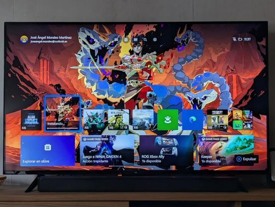 Pantalla de inicio de XBox, se está instalando el juego Hades