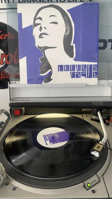 Vinyl Schallplatte „Nouvelle Vague“ auf einem Plattenspieler.
