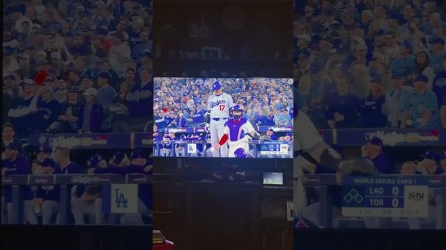 2025年MLBワールドシリーズの始球式、トロント・ブルージェイズ対ロサンゼルス・ドジャース