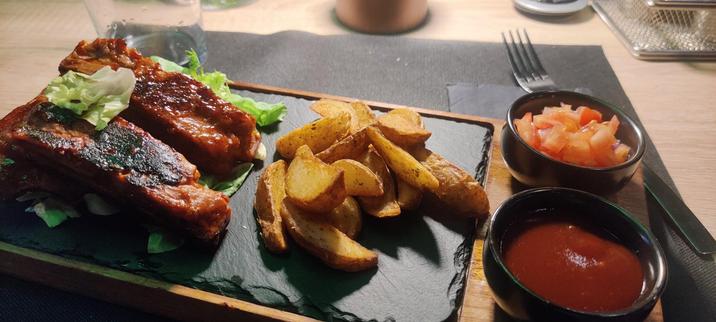 Fake "Bones n ribs" with potatoes and two dip sauces