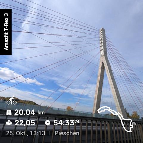 Die Elbbrücke Niederwartha mit einem mittlerem Pylon aus Beton und mehreren roten Stahlseilen welche die Brücke tragen.
Am unteren linken Rand ist die Auswertung der Fahrt. Zwanzig Kilometer in 54 Minuten.