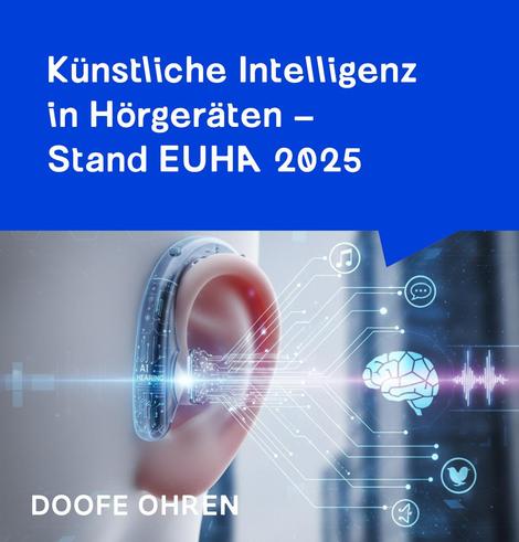 Blaue Sprechblase mit "Künstliche Intelligenz in Hörgeräten – Stand EUHA 2025", darunter ein Ohr mit einem futuristischen Hörgerät aus dem halbtransparent Leiterbahnen kommen die zu einem Pictogramm eines Gehirns führen