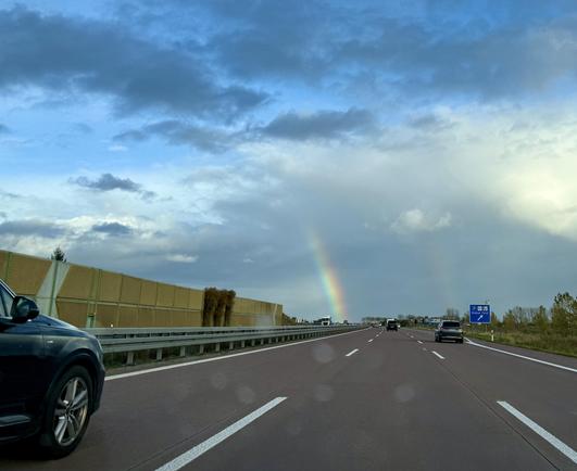 Zwei Regenbögen über der Autobahn