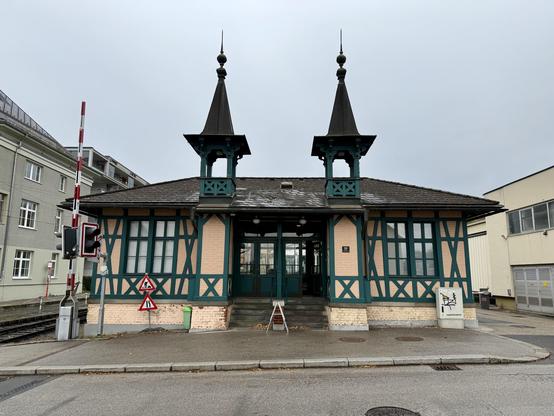 Gebäude des ehemaligen Talbahnhofs der Pöstelbergbahn in Linz Urfahr.