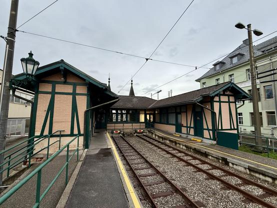 Die beiden Bahnsteiggleise im ehemaligen Talbahnhof der Pöstelbergbahn.