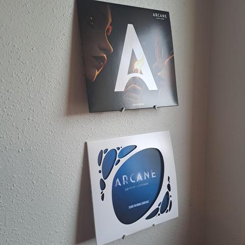Les 2 vinyles d'Arcane accroché au mur