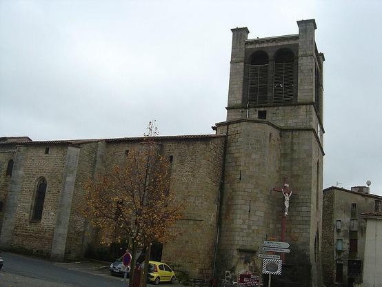 Eglise Saint-Martin à #Cunlhat (#PuyDeDôme) Edifice fondé à l'époque romane comme en témoignent les piliers de la nef de trois travées avec bas-côtés. L'abside comporte deux absidioles. Au nord se trouve une to...
Suite 👉 https://monumentum.fr/monument-historique/pa00092109/cunlhat-eglise-saint-martin
#Patrimoine #MonumentHistorique
Photo CC-BY-SA 4.0 : Anthospace