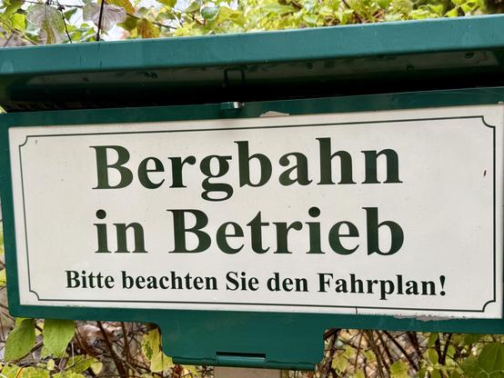 Schild „Bergbahn in Betrieb
Bitte beachten Sie den Fahrplan!“