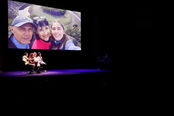 En la pantalla, una imagen proyectada de Miguel Carpio, Toñi García y Sara Carpio, este sábado en el Teatro Olympia de Valencia.