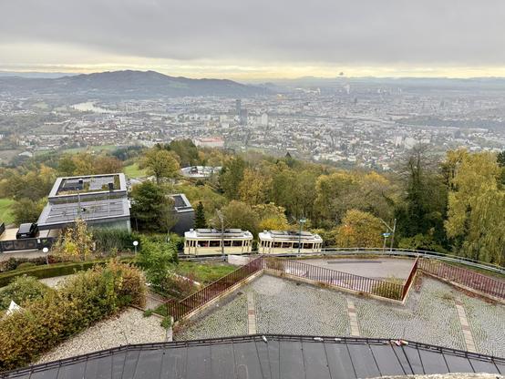 Unterhalb des Aussichtspunkts fährt die historische Tram wieder bergab.