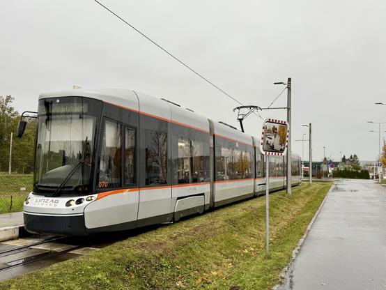 Tram 070 der Linz AG Linien in der Schleife der Endhaltestelle Trauner Kreuzung P+R.