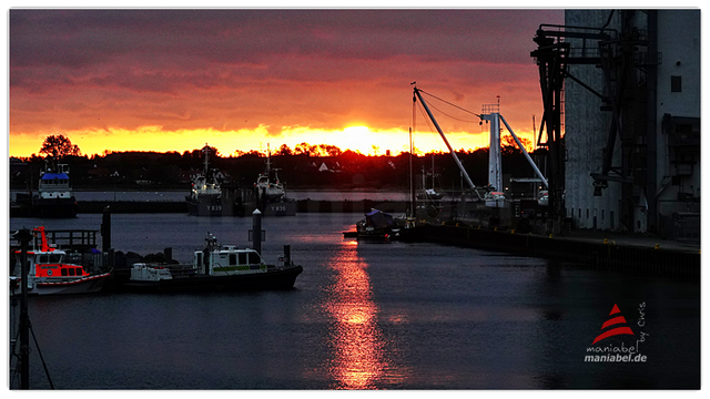 Sunrise mit Spiegelung im Hafenwasser