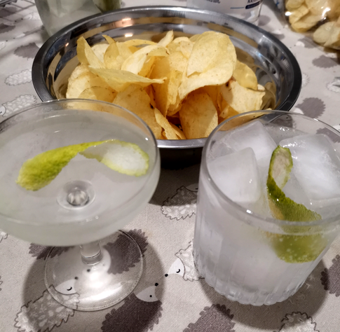 direct Martini a sinistra, gin tonic a destra, e le patatine sullo sfondo!