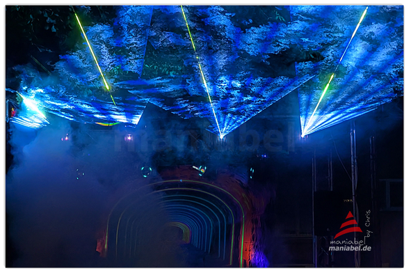 Eine Nebelmaschine mühte sich redlich. Doch dann war da der Wind.