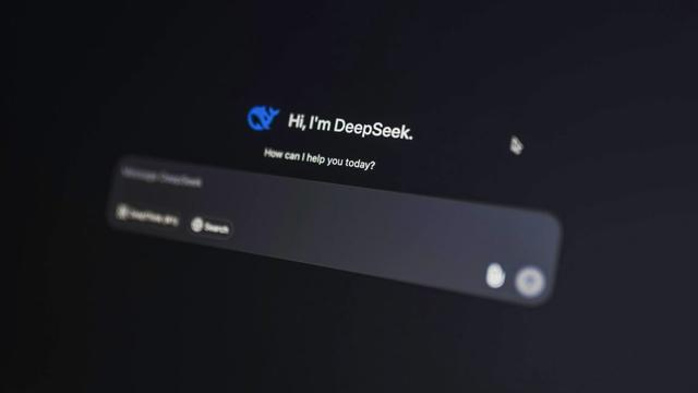 <p>中国の生成人工知能（AI）ユーザー数が急速に拡大している。10月18日に北京で開催された「第6回中国インターネットインフラリソース会議（CNIRC）」で発表した『生成AI応用発展報告書（2025）』によると、2025年6月時点で生成AIのユーザー数は5億1500万人に達し、2024年12月から2億6600万人増加して半年でおよそ倍増した。普及率も36.5％に上昇し、インターネット利用者の3人に1人以上が生成AIを活用している計算となる。</p>
<p>報告書によると、中国では国産の大規模AIモデルが人気を博し、ユーザーの9割以上が国産モデルを主に利用している。なかでも、世界的に話題となったAIスタートアップのDeepSeek（深度求索）やアリババの「Qwen（通義千問）」、百度（バイドゥ）の「文心ERNIE」、バイトダンスの「豆包（Doubao）」などが市場を牽引。米国勢のChatGPTやGeminiなど海外モデルに対抗しながら、中国独自のAIエコシステムを形成している。</p>
<blockquote class="wp-embedded-content"><p><a href="https://36kr.jp/374995/">訓練コストは4400万円⋯中国DeepSeek「R1」モデル、Nature論文で透明性を示す</a></p></blockquote>
<p></p>
<blockquote class="wp-embedded-content"><p><a href="https://36kr.jp/440755/">中国・百度のドキュメント解析モデル「PaddleOCR-VL」、GPTやGeminiを超えて総合性能で世界首位に</a></p></blockquote>
<p></p>
<blockquote class="wp-embedded-content"><p><a href="https://36kr.jp/375712/">“LLMは次世代のOS”　アリババクラウドが描く「人工超知能（ASI）構想」とは</a></p></blockquote>
<p></p>
<p>生成AIの活用領域も急速に広がっている。スマート検索、コンテンツ制作、オフィス支援など消費者向けサービスに加え、農業、製造業、科学研究、医療など産業分野での導入が進行。教育・行政現場にも広がり、生成AIはすでに社会インフラの一部として定着しつつある。</p>
<p>（36Kr Japan編集部）</p>