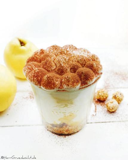 Hohes Glas mit Quitten-Tiramisu mit Baci di mandorla (Mandelkeksen), selbst gemachtem Vanillepudding und einer Krone aus Sahnequark