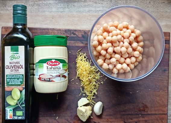 die Zutaten für den Hummus auf einem Brett