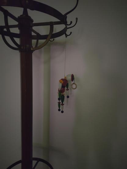 Puppe von Oskar Schlemmer an Nazi-Garderobenständer