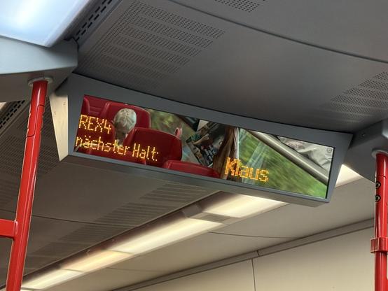 Ein FIS im Zug zeigt an „REX4 nächstet Halt: Klaus“