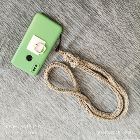 Alça de crochê longa acoplada a um telefone verde.