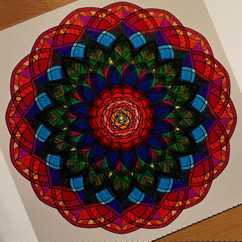 Doppelt belichtetes, buntes Mandala aus der Vogelperspektive
