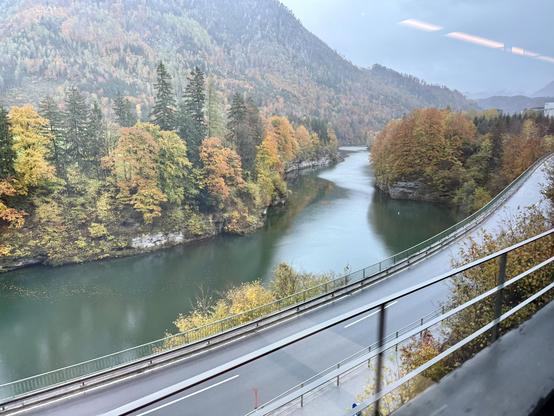 Blick auf die Steyr bzw. den Klauser Stausee. Die Laubfärbung befindet sich im Endstadium.