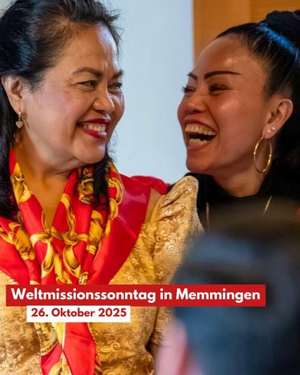 Zwei Frauen, die sich herzlich anlächeln und asiatische Gewänder tragen.