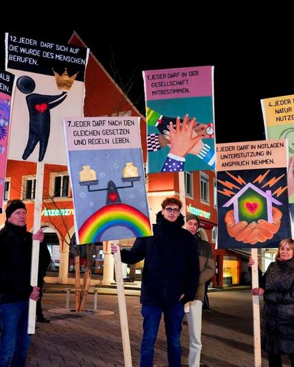Demonstranten mit Schildern in der Hand.