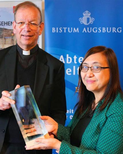 Der Leiter des Hilfswerkes Missio überreicht eine Auszeichnung.