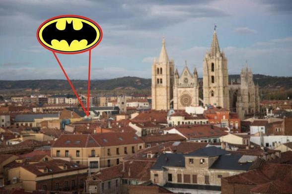 La silueta de Batman emergiendo de la ciudad de León (Getty Images)