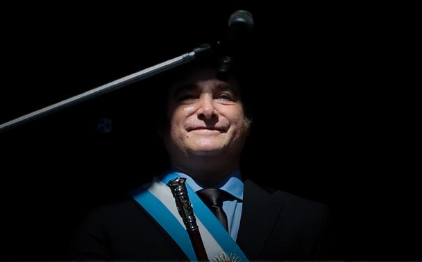 El presidente argentino pierde fuerza política ante los comicios de medio mandato mientras el Gobierno plantea la votación con un tono dramático y plebiscitario