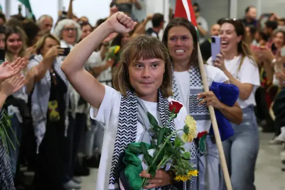 Die schwedische Aktivistin Greta Thunberg, die Teil der Global Sumud Flotilla war, kommt am 6. Oktober 2025 nach ihrer Freilassung aus israelischer Haft am Eleftherios Venizelos International Airport in Athen, Griechenland, an [Costas Baltas – Anadolu Agency].