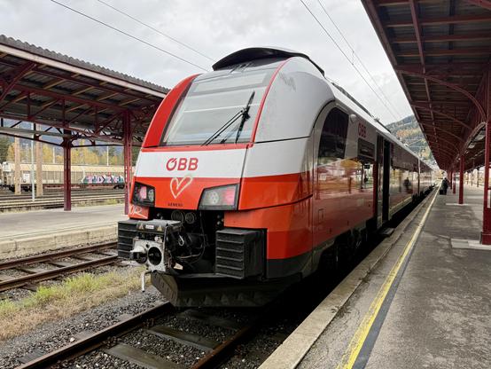 Desiro ML der ÖBB. Unter dem ÖBB-Signet hat jemand ein Herz gemalt.