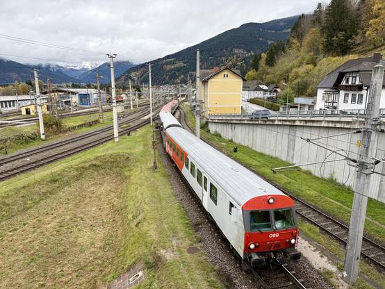 Ausfahrt des IC 515 nach Graz mit CityShuttle-Steuerwagen an der Spitze.