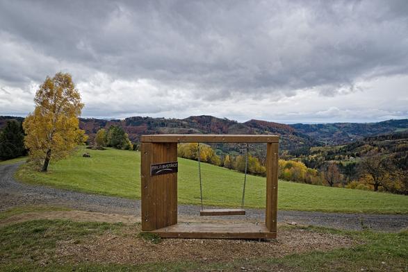 Vyhlídka Houpačka na hřebenu cestou k Santovu. Vlevo žlutě zbarvený strom.