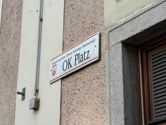 Straßenschild: OK Platz
Benannt nach dem Offenen Kulturhaus Oberösterreich