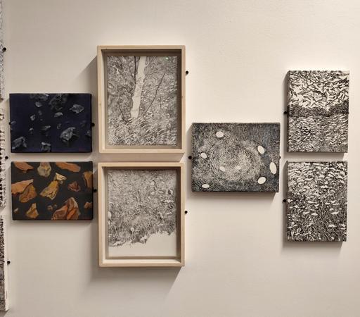 Photo de 5 petites toiles et 2 dessins d'Henri Cueco accrochés au mur de la papeterie d'Uzerche pour l'Expo Marinette et Henri Cueco, dessins croisés : http://uzerche.fr/culture-a-uzerche/cueco/