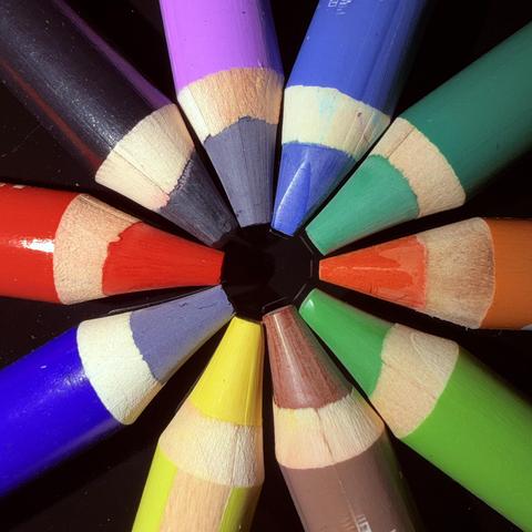 Farbstifte mit den Spitzen in der Mitte zum Kreis arrangiert.