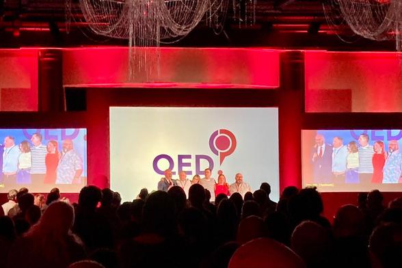 Das ORganisations-Team von QED beim Abschied auf der Bühne.