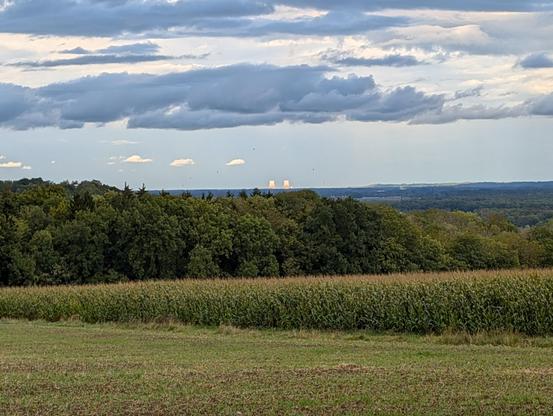Blick übers Donautal mit den Kühltürmen von Gundremmingen