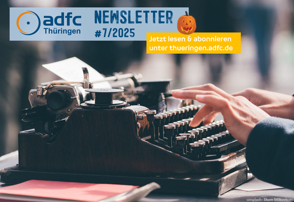 Foto einer alten mechanischen Schreibmaschine.

Rechts im Bild sind die Hände einer Person zu sehen, die darauf schreibt.

Oberhalb der Schreibmaschine:
- Logo des ADFC Thüringen
- Newsletter #7/2025
- Jetzt lesen & abonnieren unter thueringen.adfc.de
- Ein Kürbis, in den ein Gesicht geschnitzt wurde