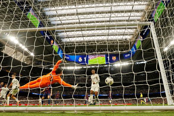 Jude Bellingham marca el segundo gol del Real Madrid.