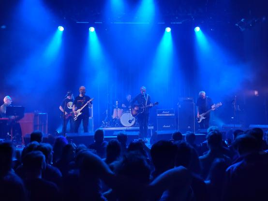 Valentinerne, for anledninga med Lars Lillo-Stenberg på vokal, på Rockefeller