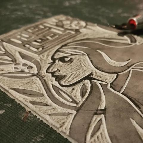 Photo de la linogravure, creusée.