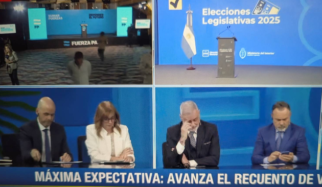 Periodistas de C5N cabizbajos miran su celular. De fondo el bunker de Fuerza Patria está vacío.