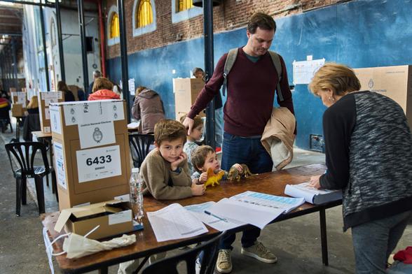 Una de las urnas para las elecciones legislativas en Buenos Aires.